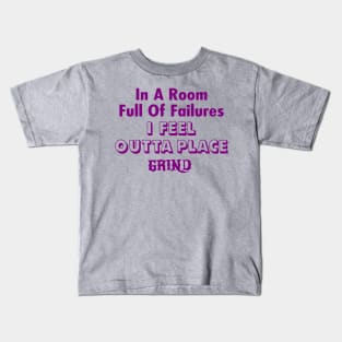 GRIND In a room full of failures i feel outta place. Kids T-Shirt